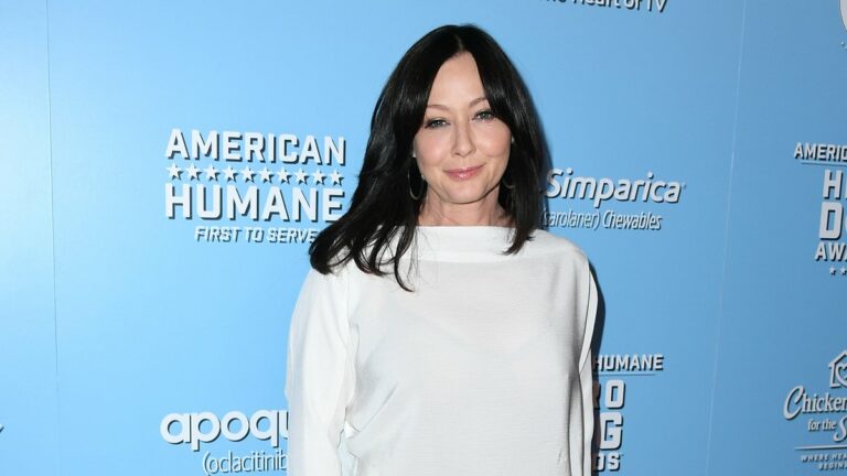 Shannen-Doherty-reveals-she-could-not-hold-a-glass-or-fork-for-months.jpg