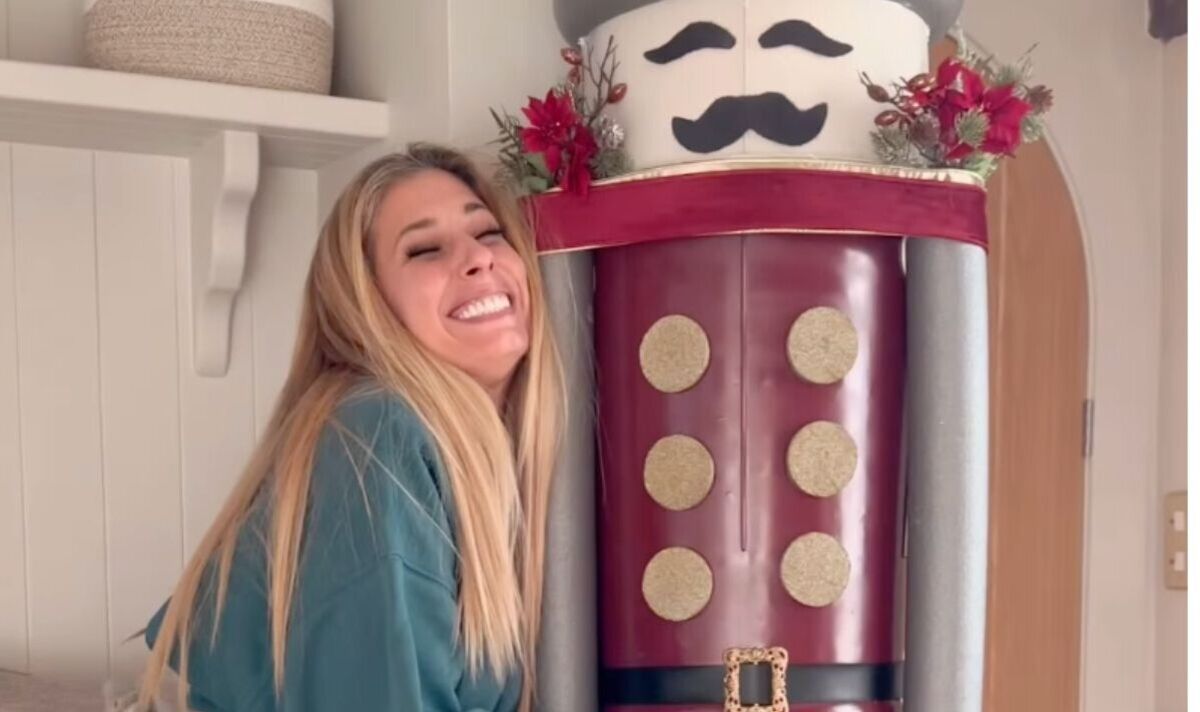 Stacey-Solomon-defended-by-fans-over-Pickle-Cottage-Christmas-decorations.jpg