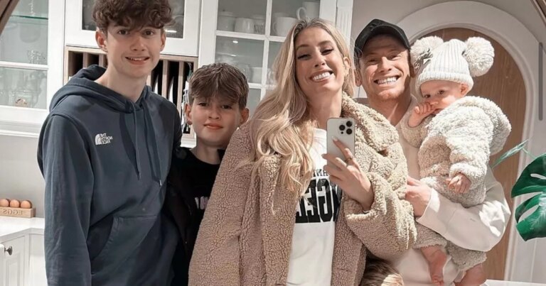 Stacey-Solomon-fans-panic-after-seeing-‘creepy-detail-in-new-family-photo.jpg
