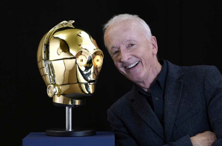 Star-Wars-C-3PO-actor-auctioning-film-memorabilia-including-the-droids-gold-helmet-for-1million-The-Sun.jpg