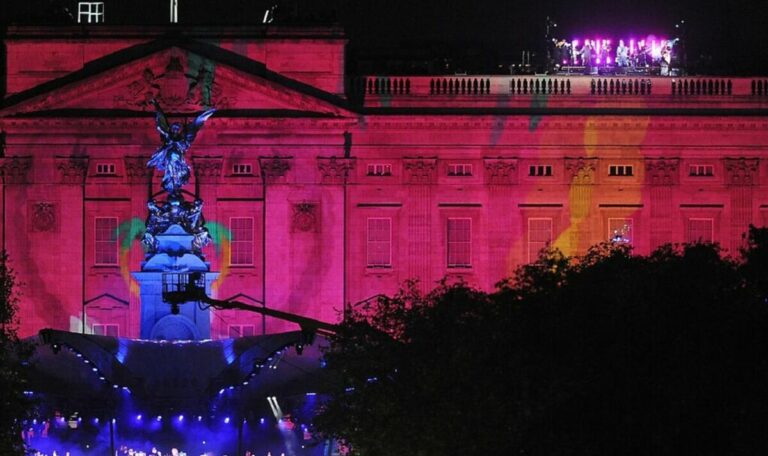 Suggs-shares-real-reason-Madness-got-to-play-on-top-of-Buckingham-Palace.jpg