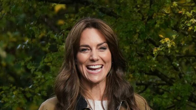Sweet-moment-Kate-skips-ahead-of-fatheraposs-group-on-aposDadaposs-walkapos.jpg