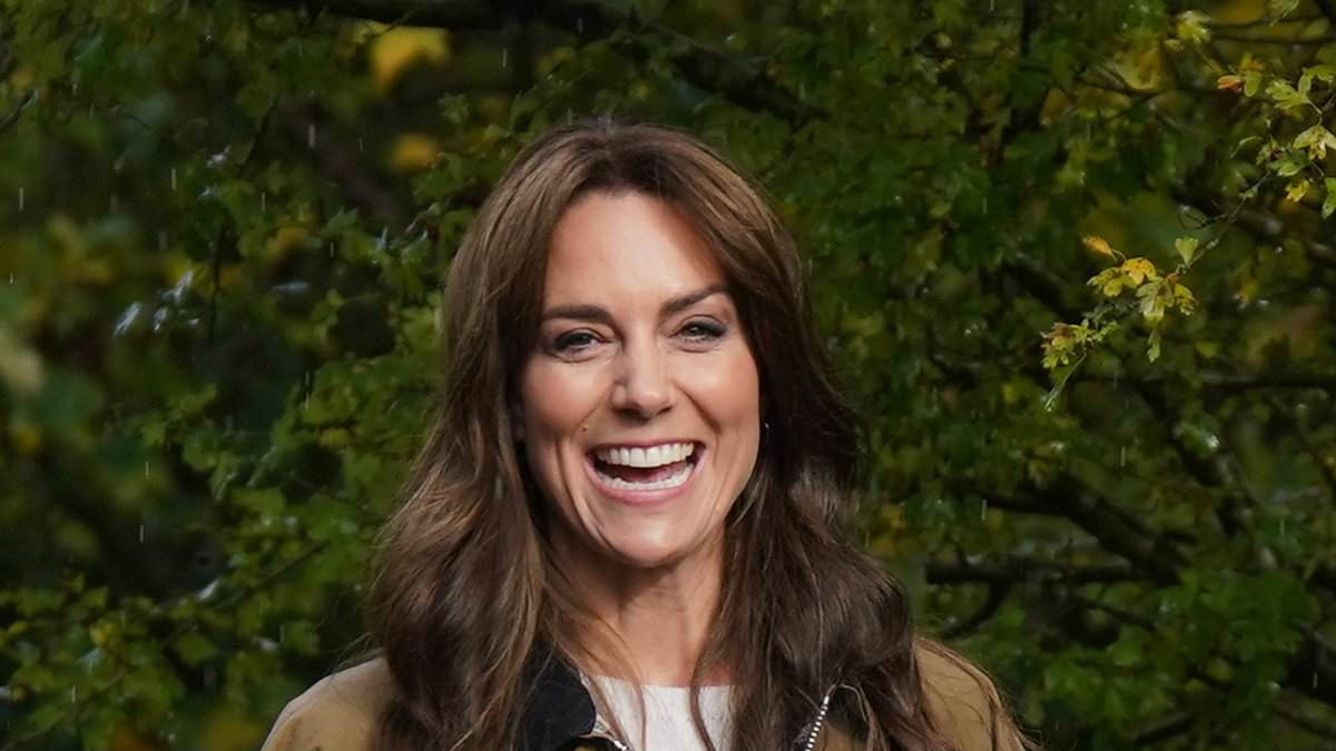 Sweet-moment-Kate-skips-ahead-of-fatheraposs-group-on-aposDadaposs-walkapos.jpg