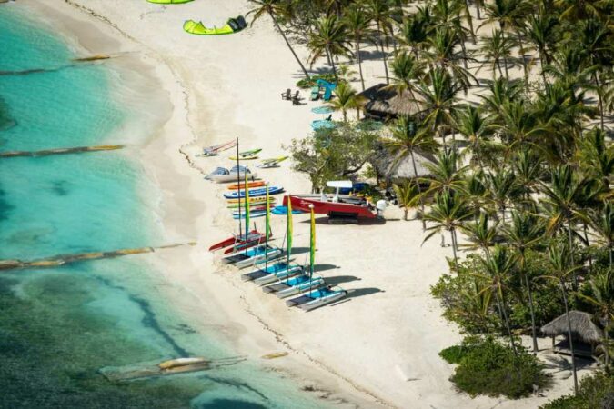 You-could-live-on-a-remote-island-and-get-paid-staggering-160000-a-YEAR-but-you-cant-do-it-on-your-own-The-Sun.jpg
