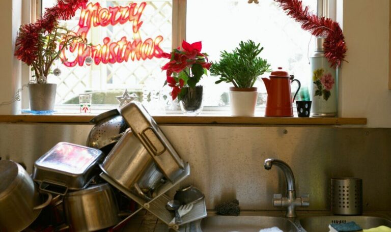 A-third-of-Brits-say-washing-up-on-Christmas-Day-is-their-least-favourite-chore.jpg