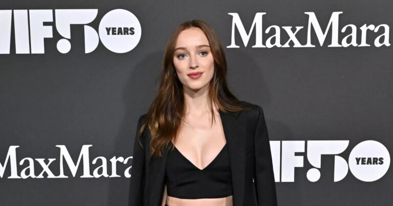 Corries-Sally-Dynevors-daughter-Phoebe-is-every-inch-the-Hollywood-star-in-chic-black-two-piece.jpg