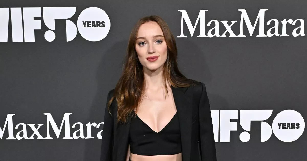 Corries-Sally-Dynevors-daughter-Phoebe-is-every-inch-the-Hollywood-star-in-chic-black-two-piece.jpg
