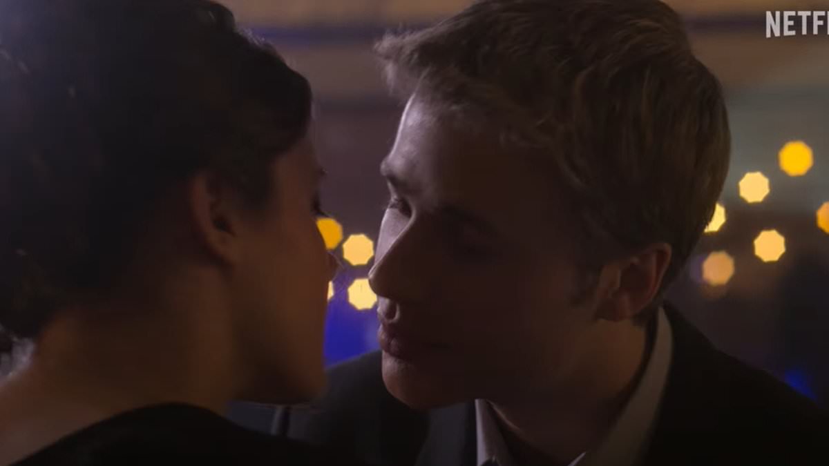 Crown-trailer-shows-William-and-Kateaposs-first-kiss.jpg