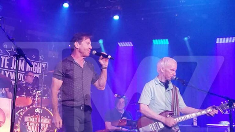 Dennis-Quaid-Rocks-Out-Onstage-With-The-Doors-Robby-Krieger.jpg