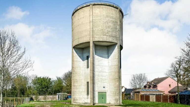 Fancy-splashing-out-1950s-water-tower-up-for-auction-for-350000.jpg