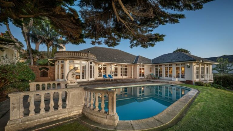 Fixer-upper-fetches-40-million-plus-smashing-the-bayside-house-price-record.jpg