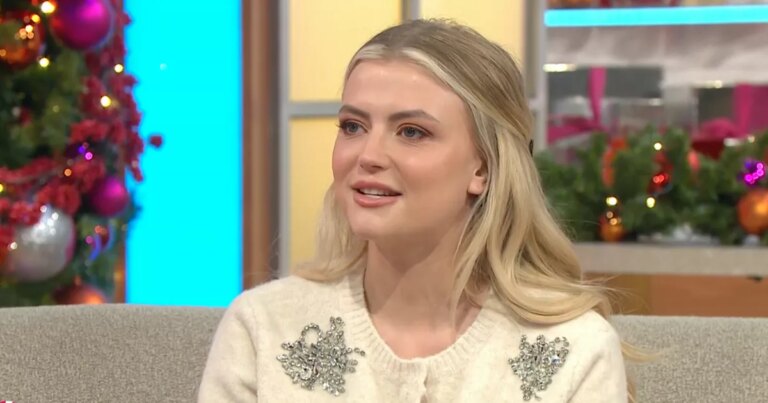 ITV-Corries-Lucy-Fallon-got-bit-of-old-self-back-with-cobbles-return-after-having-baby.jpg