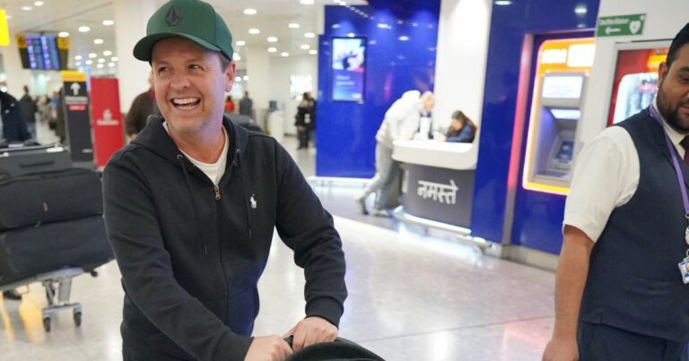ITV-Im-A-Celeb-host-Declan-Donnelly-is-all-smiles-after-long-haul-flight-from-Australia-with-baby-son-.jpg