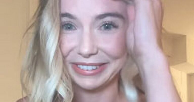 Im-A-Celebs-Georgia-Toffolo-accidentally-flashes-fans-as-boob-spills-out.jpg