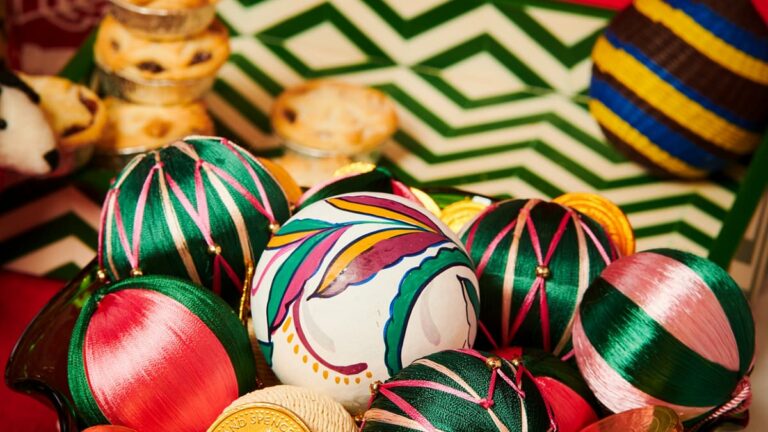 Impress-your-guests-with-a-bauble-bowl.jpg