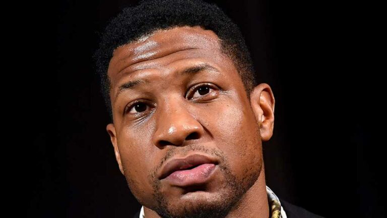 Jonathan-Majors-Arrives-to-Court-Trial-with-Meagan-Good-for-Opening-Statements.jpg