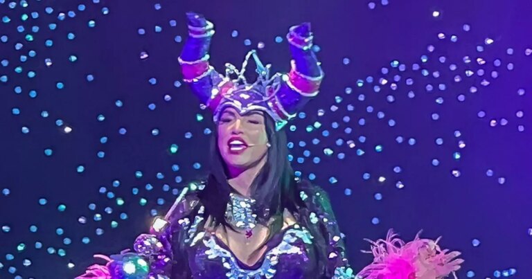 Katie-Price-risks-wardrobe-malfunction-in-plunging-dress-during-pantomime-debut.jpg