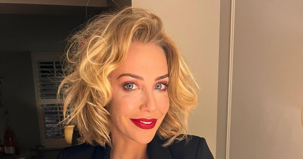 Laura-Hamilton-channels-‘Marilyn-Monroe-as-she-sizzles-in-plunging-blazer.jpg