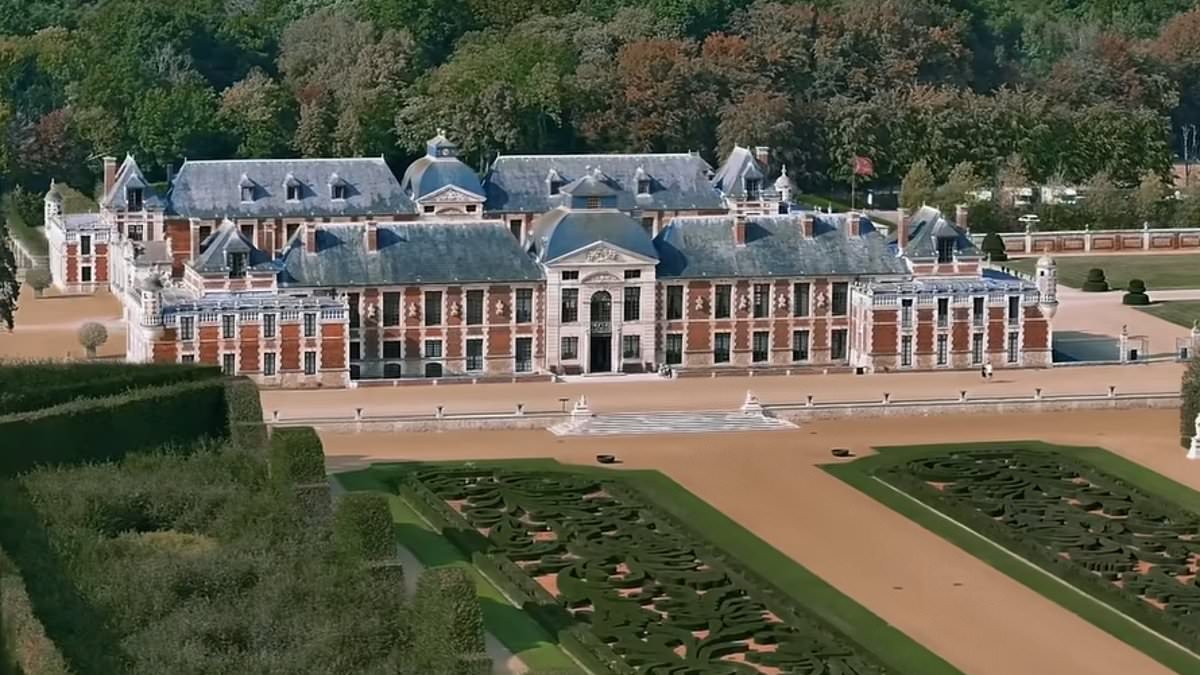 Look-inside-the-French-chateau-that-is-valued-at-1-BILLION.jpg