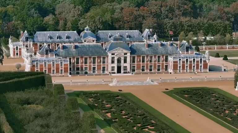 Look-inside-the-French-chateau-that-is-valued-at-1-BILLION.jpg