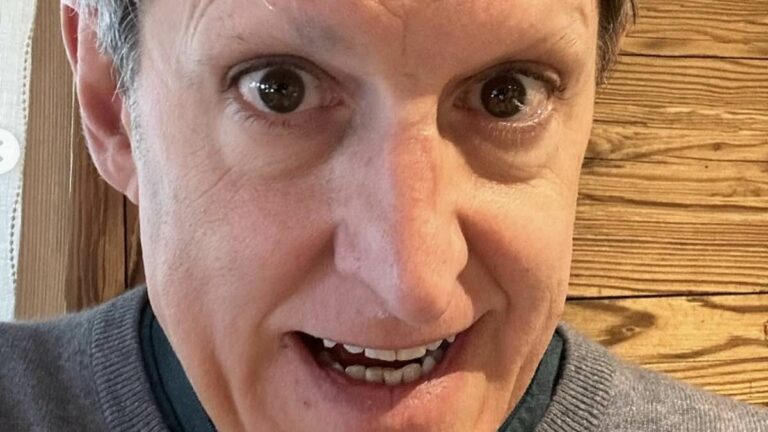 Louis-Theroux-has-shaved-off-his-eyebrows-amid-alopecia-battle.jpg