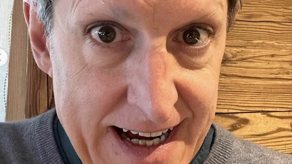 Louis-Theroux-has-shaved-off-his-eyebrows-amid-alopecia-battle.jpg