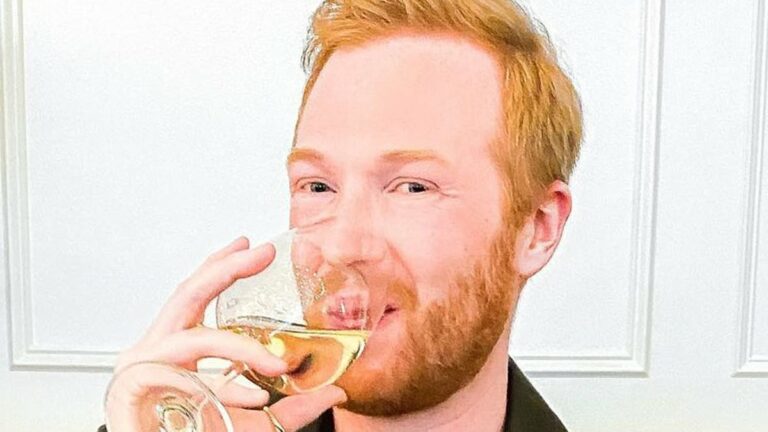 Man-wants-to-share-a-bedroom-and-split-the-bills-aposplatonicallyapos.jpg