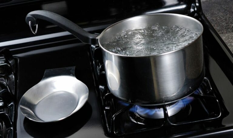 Method-to-prevent-boiling-water-spilling-over-leaves-viewers-mind-blown.jpg