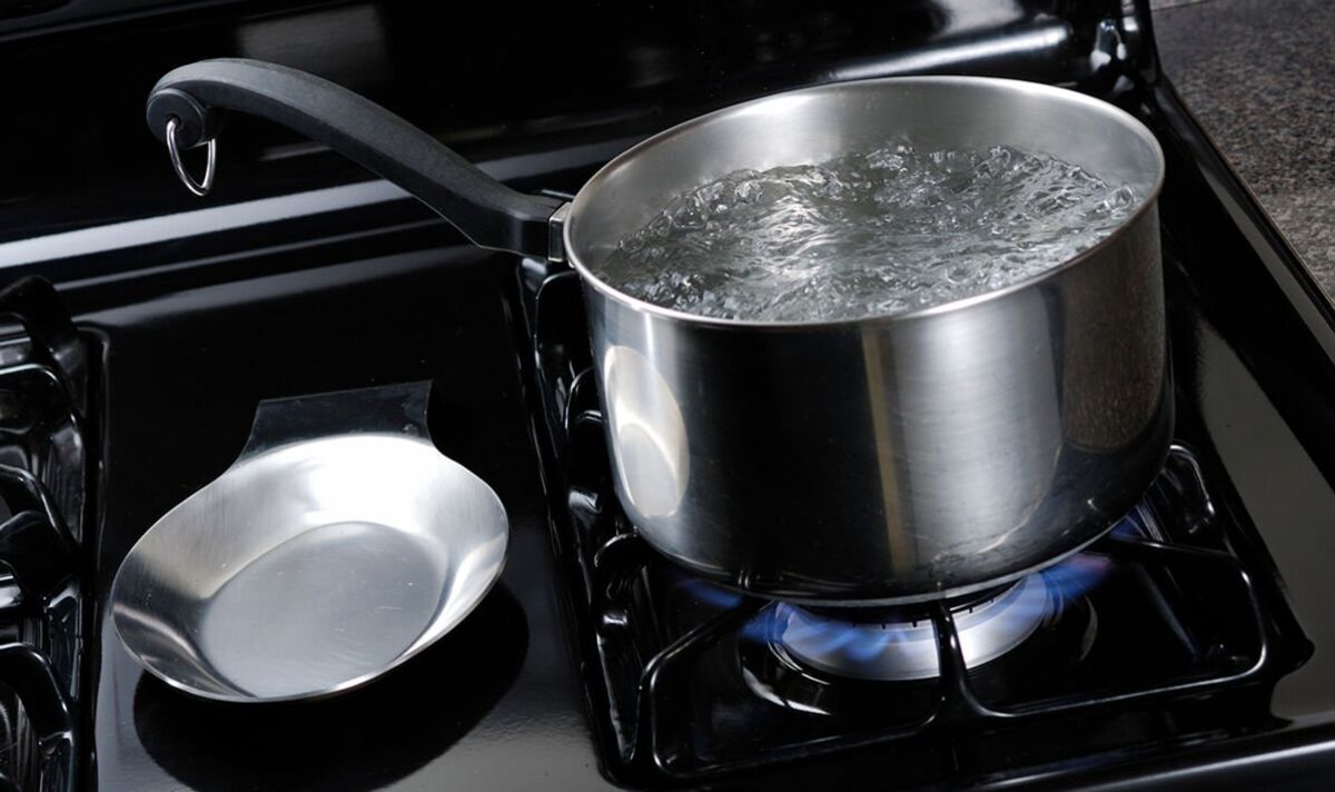 Method-to-prevent-boiling-water-spilling-over-leaves-viewers-mind-blown.jpg