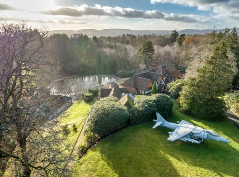 Mysterious-mansion-with-its-own-JET-in-10-acres-of-land-is-up-for-sale-for-3.9million-The-Sun.jpg