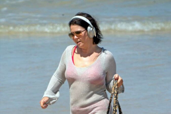 Nigel-Faragex27s-girlfriend-Laure-Ferrari-soaks-up-the-sun-in-red-bikini-on-the-beach-ahead-of-Ix27m-A-Celebrity-final-The-Sun.jpg