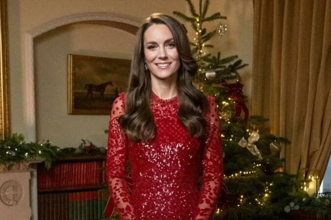 Put-your-tree-on-the-table-amp-paint-your-front-door-blue-royal-party-planner-shares-how-to-host-a-Xmas-bash-like-Kate-The-Sun.jpg