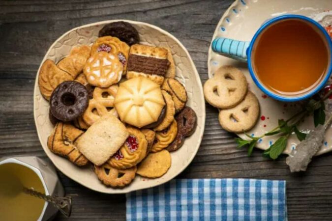 Shoppers-are-filling-their-baskets-with-Foxs-biscuits-scanning-for-‘fab-price-of-just-2.25-its-the-cheapest-around-The-Sun.jpg