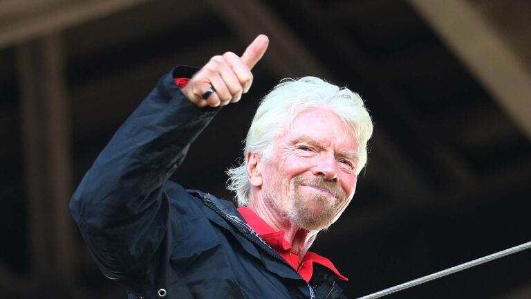 Sir-Richard-Branson-climbs-the-Sydney-Harbour-Bridge.jpg