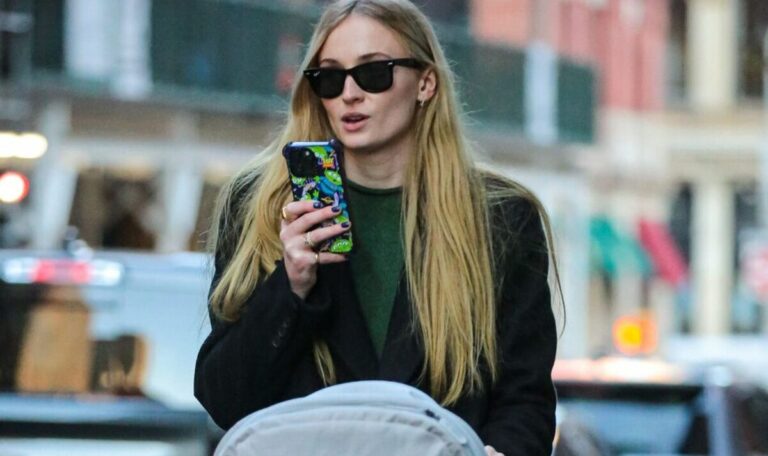 Sophie-Turner-volunteers-with-homeless-charity-for-urgent-help-this-Christmas.jpg