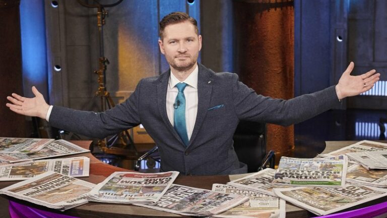 The-‘enormous-2023-story-Charlie-Pickering-struggled-to-satirise.jpg